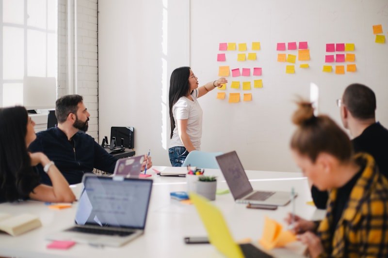 Formatrice Point Net animant une session de formation en présentiel à Perpignan