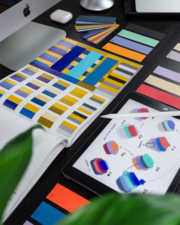 Designer créant des visuels professionnels sur Canva
