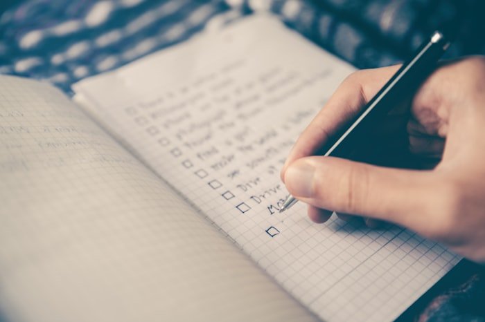 Personne organisant ses tâches avec Notion sur un ordinateur portable