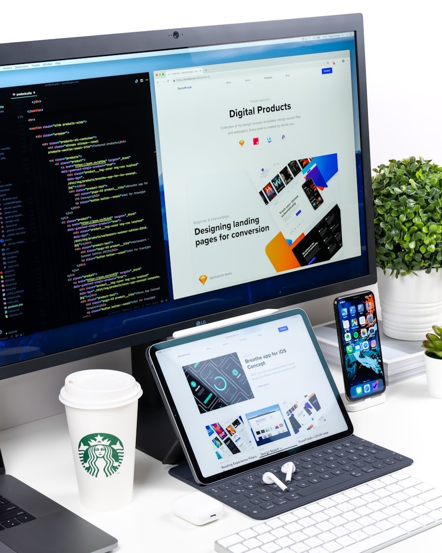 Développeur créant un site web avec WordPress sur ordinateur