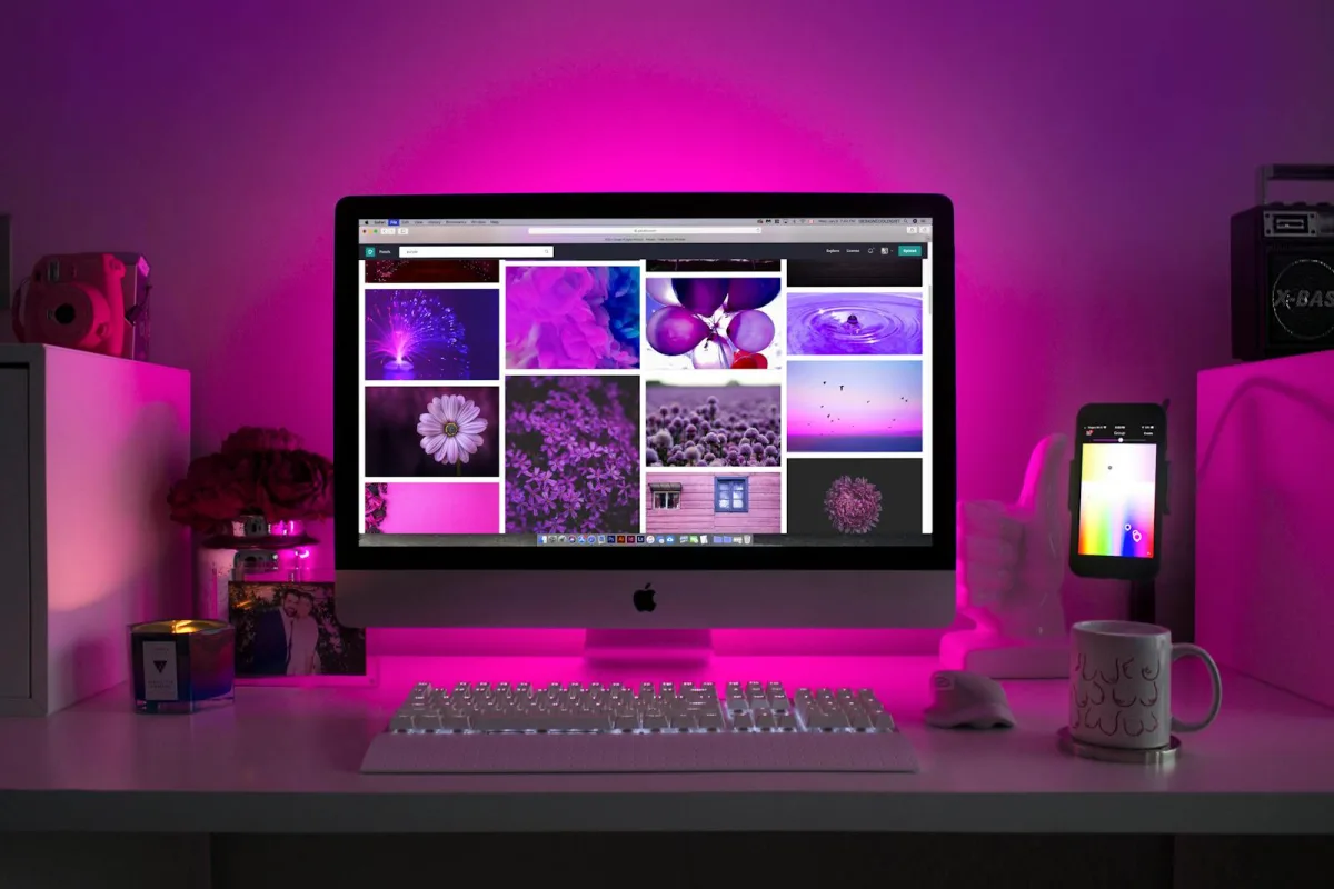 Graphiste créant des visuels professionnels avec palette de couleurs et outils de design