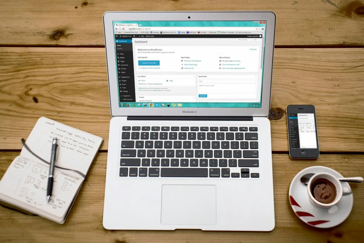 Designer web créant un site WordPress sur ordinateur portable dans un espace de travail moderne