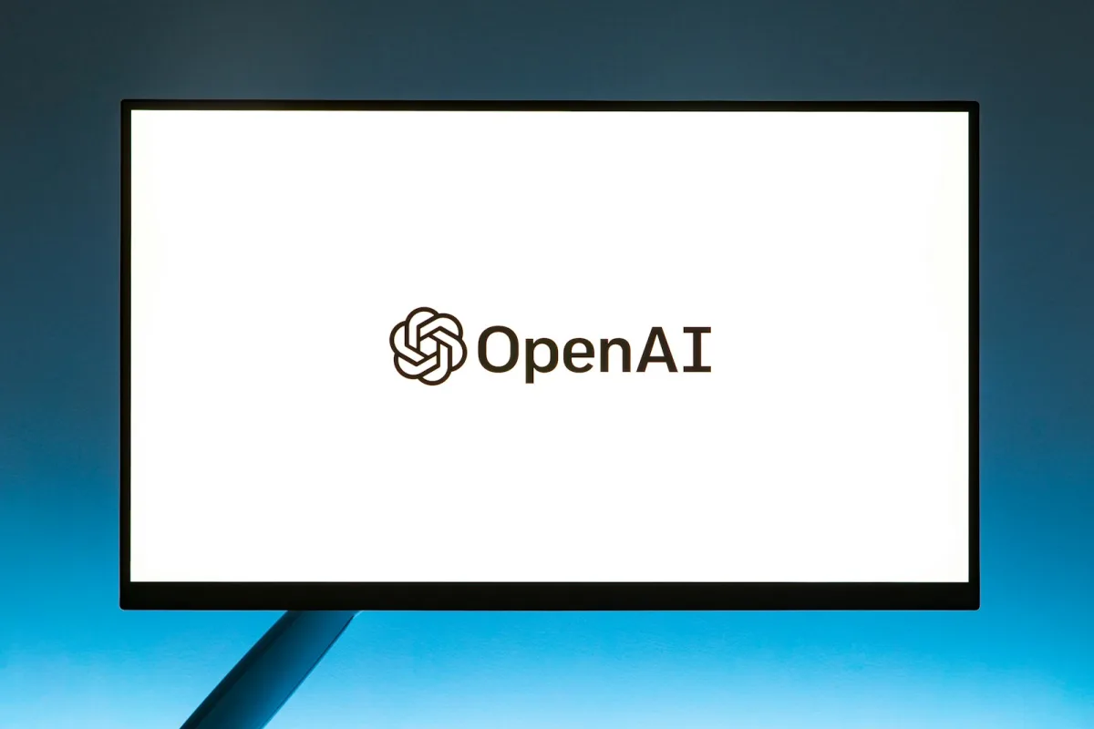 Professionnel découvrant l'intelligence artificielle en entreprise avec ChatGPT affiché sur écran