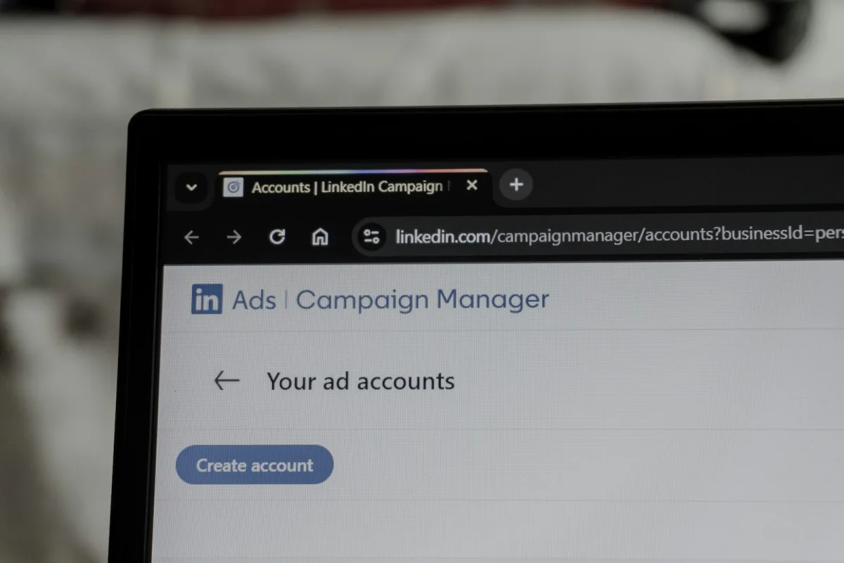 Interface LinkedIn sur écran d'ordinateur — gestion de profil et campagnes de visibilité