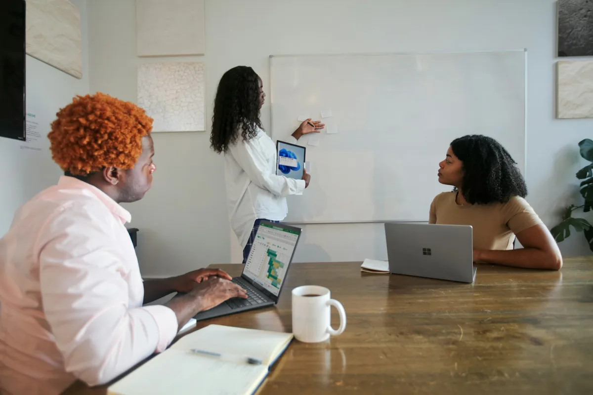 Équipe de professionnels travaillant sur des ordinateurs Microsoft 365 en entreprise
